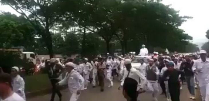 Habib Rizieq dan massa FPI saat menghadiri pemeriksaan terkait dugaan penghinaan pancasila di Mapolda Jabar.