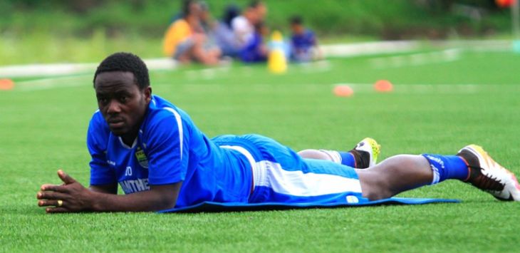 Erick weeks saat dalam sesi latihan Persib Bandung.