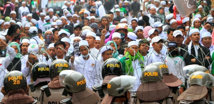 Massa FPI saat mengawal pemeriksaan Habib Rizieq di Mapolda Jabar, Kamis (12/1/2017). FPI akan menggelar aksi 161 pagi hari ini ke Mabes Polri.