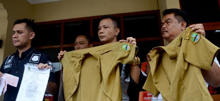 Polisi menunjukan barang bukti dalam kasus penipuan CPNS di Mapolres Cimahi, Jum'at (13/1/2017). Foto: Achmad Nugraha/Radar Bandung 