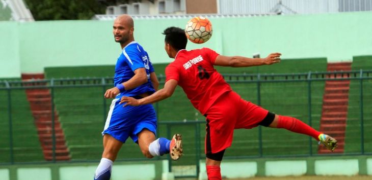 Sergio van Dijk saat mencoba mencetak gol ke gawang Progresif FC dalam pertandingan uji coba di Stadion Siliwangi Bandung, Rabu (25/1/2017). Foto: Riawa Setiawan/Radar Bandung