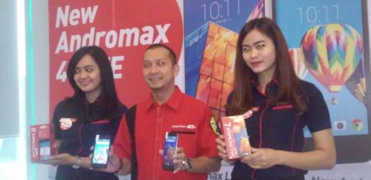 Regional Head West Java PT Smartfrend Telecom, Antony Pandapotan (tengah), saat memperkenalkan tiga produk anyar Smartfren di Bandung, Rabu (25/1).
