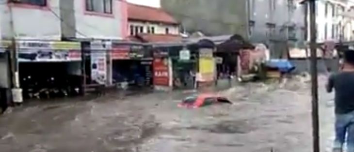 Mobil hanyut terseret arus banjir di Bandung. 