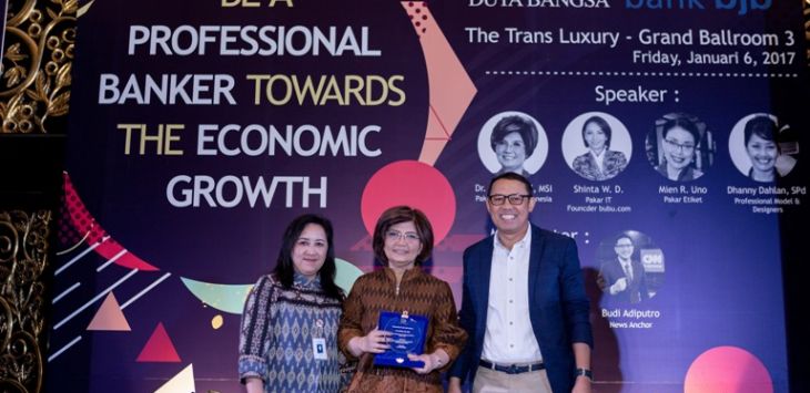 Direktur Komersial bank bjb Suartini (kiri), Pakar Ekonom Indonesia Dr. Aviliani SE, MSi, Direktur Kepatuhan dan Manajemen Risiko bank bjb Agus Mulyana Saat menyerahkan cinderamata kepada salah satu speaker pada public seminar “Be a Professional Banker Towards Economic Growth”. (istimewa)