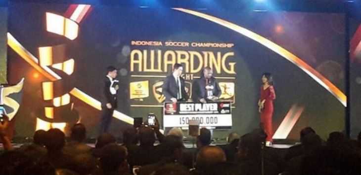 Boaz Solossa saat meraih penghargaan pemain terbaik Indonesia Soccer Championship 2016. (Indra Eka/JawaPos)