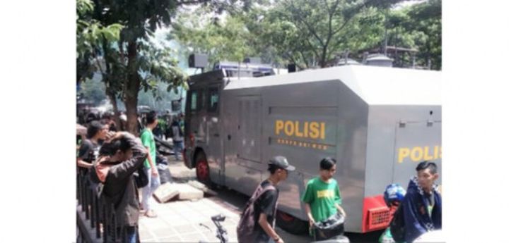 Bonek saat membersihkan sampah di sekitar GOR Padjadjaran. Foto: Twitter bonek jabodetabek