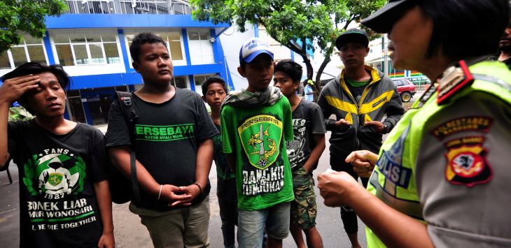 Bonek saat diberikan pengarahan setibanya di GOR Pajajaran, Kota Bandung yang menjadi salah satu lokasi pengumpulan Bonek. Foto: Riana Setiawan/ Radar Bandung. 