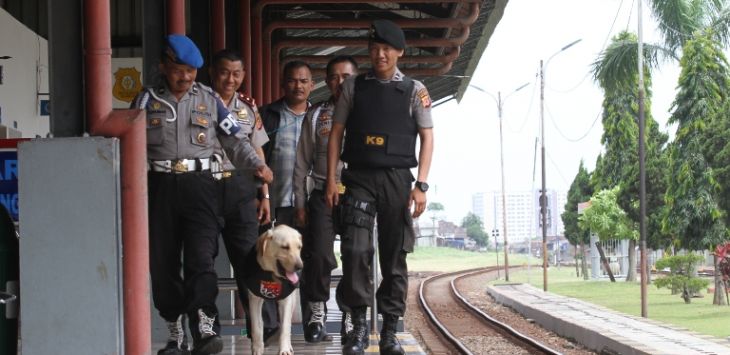 Polisi dibantu K9 bersiap antisipasi kedatangan bonek ke Bandung di Stasiun KA Kiaracondong. (ramdhani)