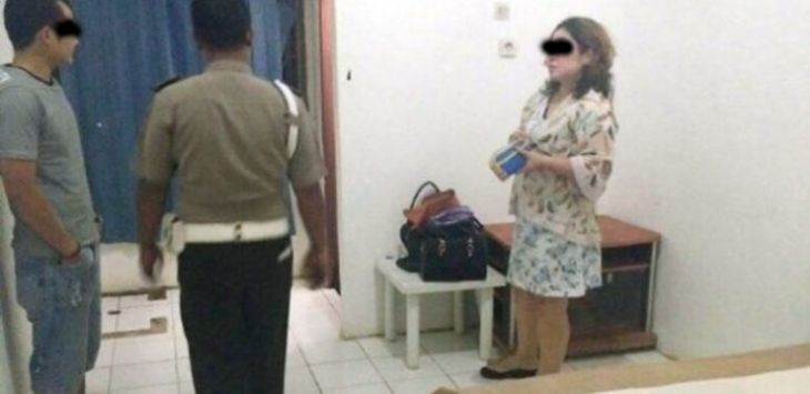 Bripka RJS (kiri, bercelana pendek) dan Yuli yang digerebek di salah satu hotel di Entikong oleh Polsek setempat. Foto: Warga Entikong for Rakyat Kalbar.