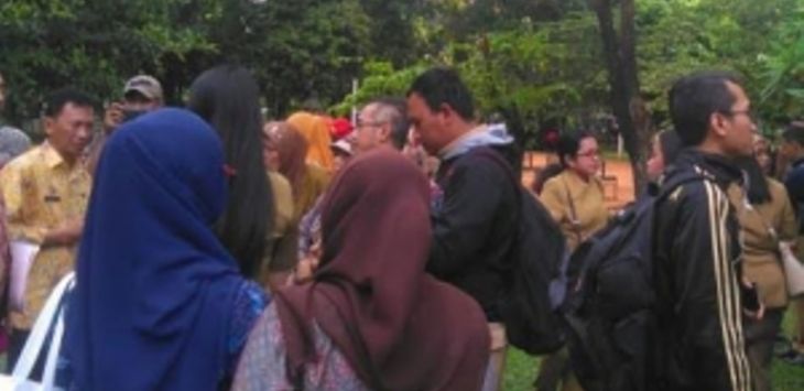 Korban penipuan penerimaan CPNS saat berkumpul di Gedung Sate Bandung, Kamis (12/12017). Foto: rmol 
