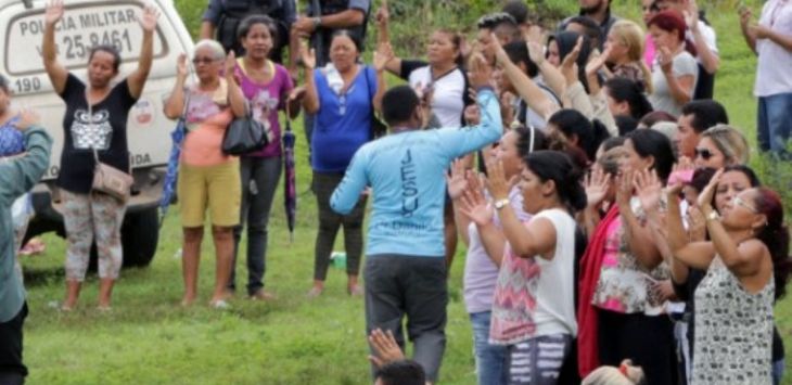 keluarga narapidana di luar Penjara Anisio Jobim usai bentrok mengerikan. Mereka berdoa untuk keluarganya di dalam penjara itu. Foto: AFP