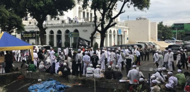 Massa FPI tampak masih memadati kawasan Masjid Al Azhar, Kebayoran Baru, Jakarta Selatan. Foto: Elfany Kurniawan/jawaPos.com