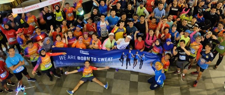 Ratusan pelari memadati Braga City Walk Bandung mengikuti acara SUPPORT THE ATHLETE yang digagas Pocari Sweat dan Indorunners Bandung, Selasa (21/2/2017).