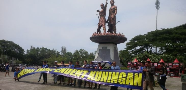 Sambil menunggu kedatangan Bobotoh lainnya dan pertandingan Persib vs Mitra Kukar, tampakBobotoh memanfaatkan momen di Stadion Manahan Solo untuk berfoto. (Ferry Prakosa) 