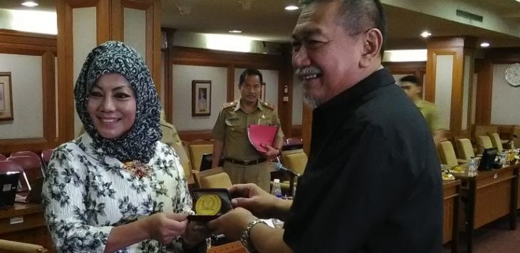 Anggota Komite 1 DPD RI Eni Sumarni (kiri) dan Wakil Gubernur Jabar Deddy Mizwar di Gedung Sate, Bandung. Foto: Atep Kurniawan