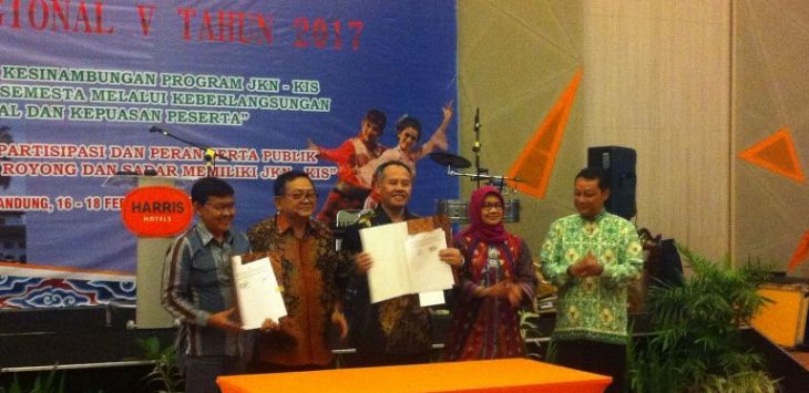 (kanan-kiri): Kepala DPMD Jabar Agus Hanafi, Asisten 1 Koesmayadi TP, Kepala Divisi Regional V BPJS Kesehatan, Mohammad Edison dan Ketua Apdesi Jabar membuat kesepakatan bersama dengan Dinas Pemberdayaan Masyarakat dan Desa Jawa Barat perihal Kepesertaan Tenaga Pendamping Desa Profesional. (ist) 