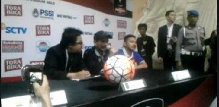 Pelatih Persib Bandung, Djadjang Nurdjaman memberikan penyataan dalam jumpa pers pascapertandingan kontra Mitra Kukar.