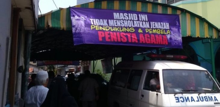 Masjid di Jakarta memasang spanduk “Menolak Mensalatkan Jenazah Bagi Pembela Penista Agama”. Foto:
Twitter