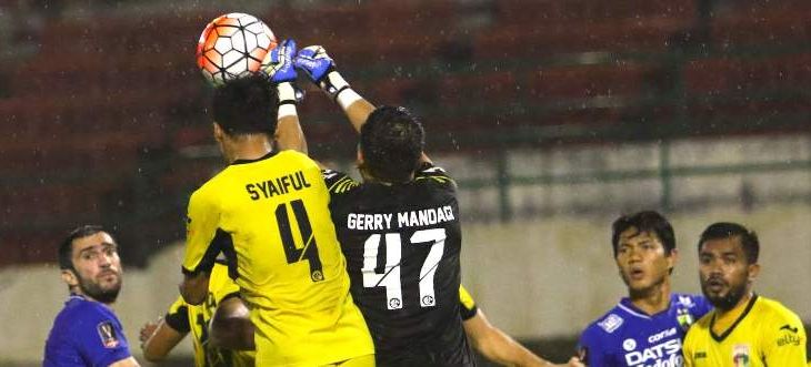 Pemain Persib saat berusaha menjebol gawang Mitra Kukar dalam laga perempat final Piala Presiden 2017.  Usai menang 3-2, kini Persib ditunggu lawannya di babak semifinal Piala Presiden 2017, PBFC. (Ramdhani)