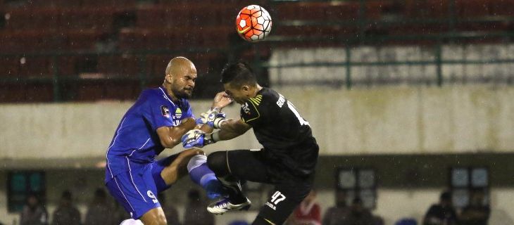 Duel perebutan bola antara Sergio van Dijk dengan kiper Mitra Kukar Gerri Mandagi di laga perempatfinal Piala Presiden 2017. (Ramdhani)