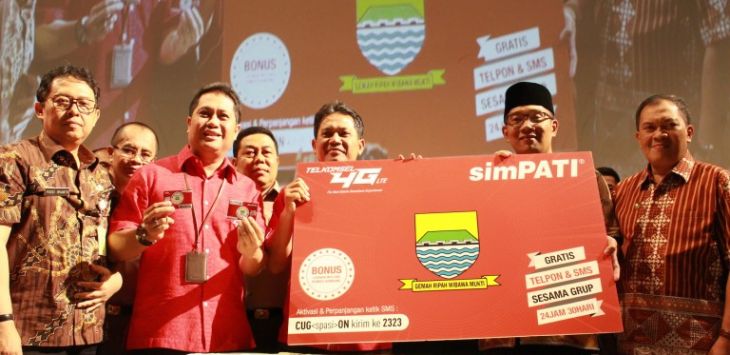 Ilustrasi: General Manager Sales Regional Jabar Telkomsel, Agustiyono ( Paling kanan ) mendampingi Walikota Bandung Ridwan Kamil dalam Launching Sistem applikasi E - Musrenbang Kota Bandung di Sabuga ITB yang di hadiri lebih dari 2000 perwakilan RW dan relawan se kota Bandung (2/2).  