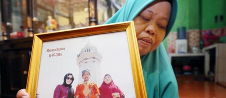 bu dari Siti Aisyah, Benah (kiri) menujukkan foto Siti Aisyah di rumahnya, Kp. Ranca Sumur, Pabuaran, Serang (Jumat (17/2/2017). Foto: Imam Husein/Jawa Pos 