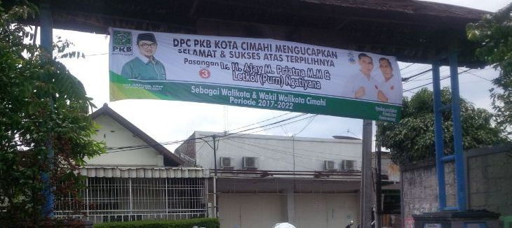 Salah satu spanduk ucapan kemenangan untuk paslon Ajay-Ngatiyana yang sempat terpasang di sekitar wilayah Cimahi Tengah. (Gatot Pudji)