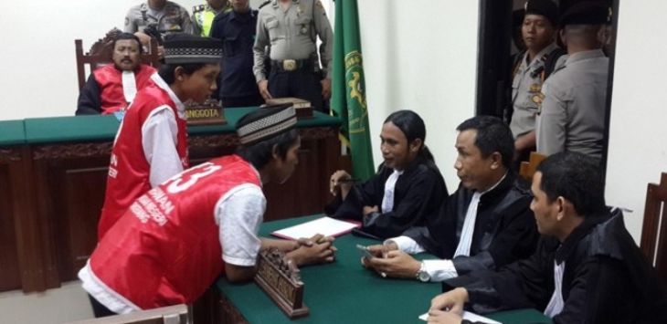 Dua terdakwa vonis mati pembunuh Eno Parihah, Rahmat Arifin dan Imam Hapriadi berkonsultasi dengan pengacaranya usai divonis mati. (Feris Pakpahan/Indopos)