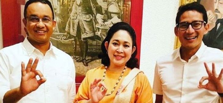 Mbak Titiek (tengah)