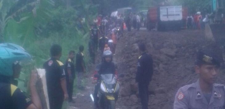 Anggota GMBI Sumedang dan Majalengka turun ke lokasi jalan amblas bersama kepolisian.