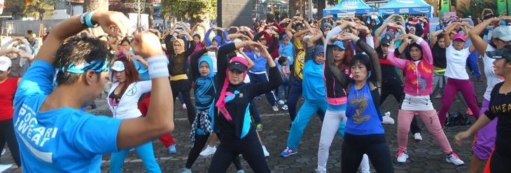 Pengunjung CFD Dago antusias memeriahkan Fun Run 5K dan Senam Zumba di Blossom Family Outlet - CFD Dago, Bandung, Minggu (12/3/2017). 