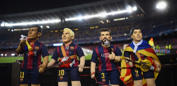 Boneka Neymar, Lionel Messi, Gerard Pique dan Luis Suarez yang terlihat sebelum pertandingan Babak 16 Besar leg kedua antara Barcelona vs PSG di Camp Nou. (zimbio) 