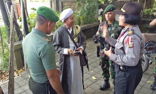 Habib Haliq Basbat yang diamankan petugas karena mau masuk ke kawasan St Regis Hotel Nusa Dua, Bali, Jumat (10/9). Foto: istimewa for Radar Bali