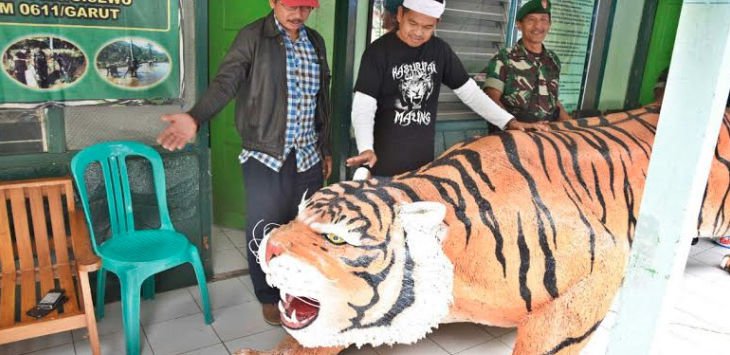 Bupati Purwakarta Dedi Mulyadi secara pribadi memberikan sumbangan berupa patung harimau seberat 3 kwintal dengan panjang 4 meter.