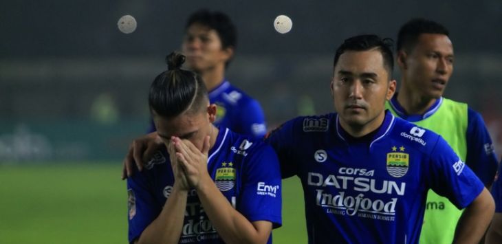 Ekspresi kesedihan Kim Jeffrey Kurniawan dan Shohei Matsunaga setelah kekalahan Persib via adu penalti di semifinal Piala Presiden 2017, di Stadion Si Jalak Harupat, Minggu (5/3). 