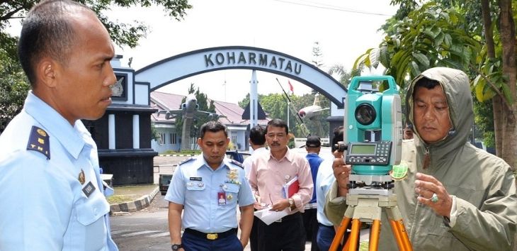 TNI AU berkerja sama dengan BPN Jabar melakukan kegiatan pengukuran tanah.