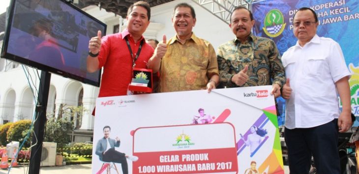 General Manager Account Management Area Jabotabek Jabar Telkomsel, Nyoman Adiyasa menyerahkan secara simbolis 1000 kartu Halo untuk wirausaha baru binaan Pemerintah Provinsi Jabar yang diterima langsung Wakil Gubernur Jawa Barat, Deddy Mizwar (12/3).
