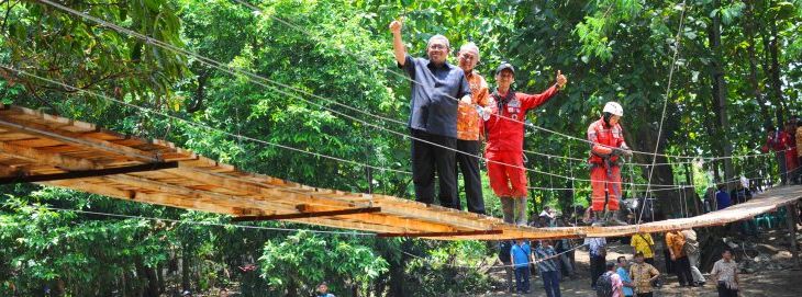 Gubernur Jabar Ahmad Heryawan bersama LSM Vertical Rescue Indonesia meninjau Jembatan Rawayan yang melintasi sungai Cijangkelok di Desa Dukuh Badag Kec. Cibingbin Kab. Kuningan, Kamis (23/2/17). 