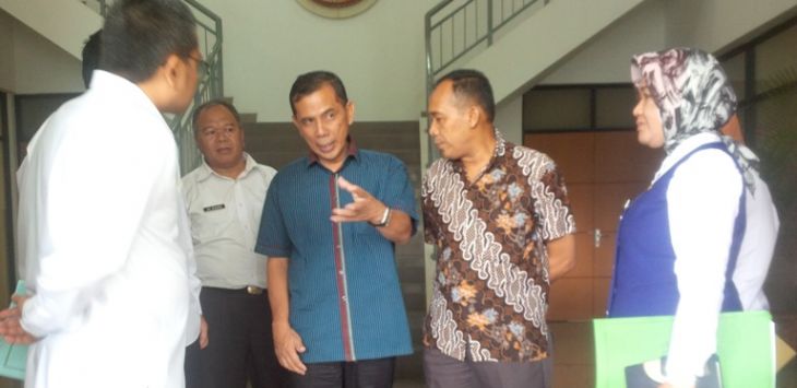 Walikota Cimahi, Ajay M Priyatna (tengah) saat berada di Pemkot Cimahi (Gatot Pudji) 