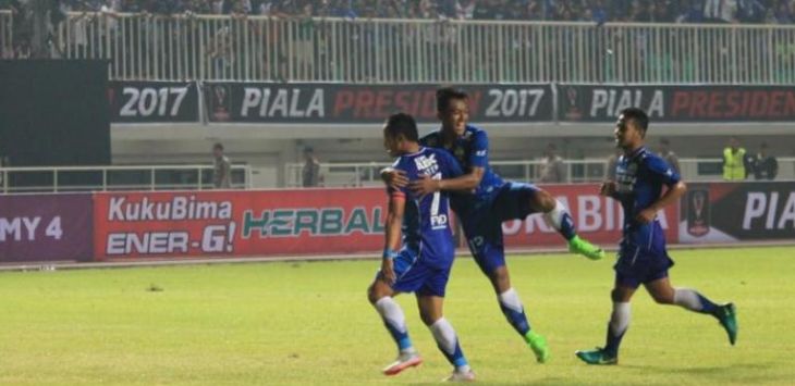 Atep melakukan selebrasi bersama Febri Hariyadi usai mencetak gol ke gawang Semen Padang di laga perebutan juara 3 Piala Presiden 2017 di Stadion Pakansari, Kab Bogor. Foto: Fadli/Metropolitan