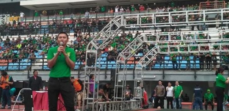 Presiden Persebaya Azrul Ananda saat berbicara di tengah ribuan Bonek yang memadati Stadion Gelora Bung Tomo, Minggu (19/3). (M. Syafaruddin/JawaPos.com)