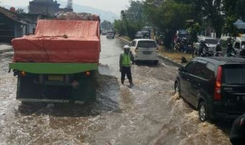 Banjir menggenangi jalan di Rancaekek Kab Bandung (Twitter/RTMC)