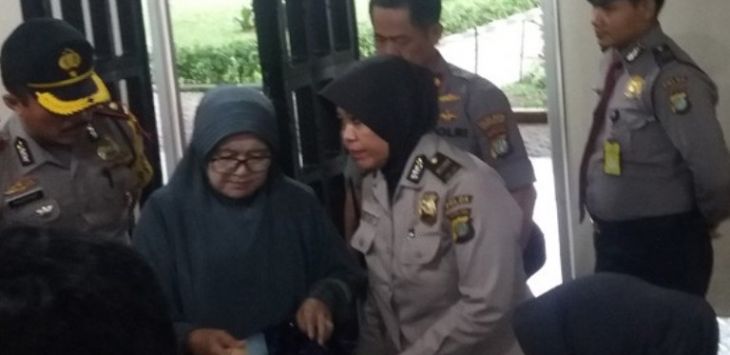 Ibu yang sempat berteriak di depan ruang sidang Ahok sedang diperiksa barang bawaannya (Surya/JawaPos.com)