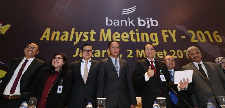 Direktur Utama Bank Bjb Ahmad Irfan (ketiga dari kanan) didampingi Direksi dan Komisaris Bank Bjb dalam kegiatan Analyst Meeting FY- 2016 di Grand Ballroom Hotel Ritz Carlton SCBD, Jakarta, Kamis (2/3/2017). (ist)