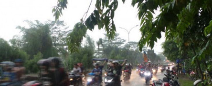 Meski diguyur hujan, para bobotoh terus berdatangan ke Stadion. Foto: Amjad/JPNN