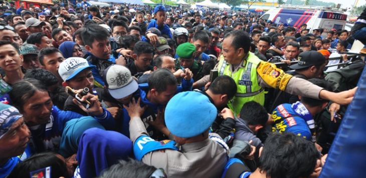 Bobotoh Persib rela berdesakan untuk bisa memasuki Stadion Si Jalak Harupat untuk memberikan dukungan terhadap Persib Bandung dalam laga leg kedua semifinal Piala Presiden 2017. (Riana Setiawan)