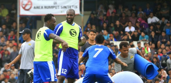 Michael Essien dan Carlton Cole saat mengikuti sesi latihan Persib, Jumat (31/3). (Riana Setiawan)