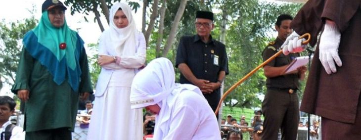 Terhukum menjalani uqubat cambuk di Masjid Baitul Mukminin Gampong Lamteh Kecamatan Ulee Kareng, Banda Aceh, Senin (20/3/2017). (HENDRI/RAKYAT ACEH/JawaPos.com)