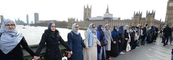 Perempuan Muslim Inggris bergandengan tangan di Jembatan Westminster. (PA via Daily Mail)