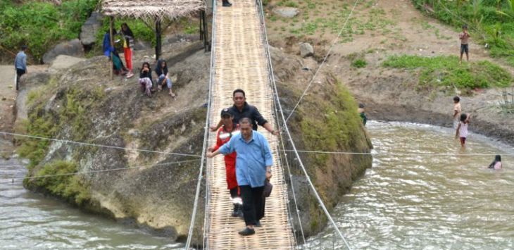 Wakil Gubernur Jawa Barat Deddy Mizwar meninjau lokasi Rawayan atau jembatan gantung penghubung Kabupaten Garut dan Kabupaten Cianjur 